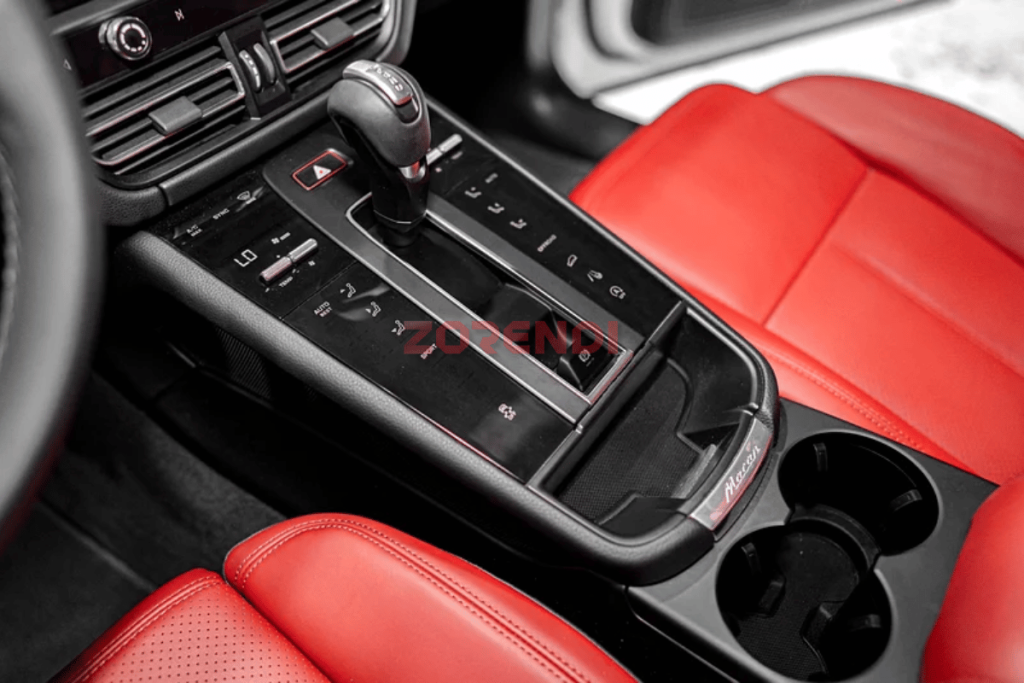 2024 Porsche Macan Standard 925KM